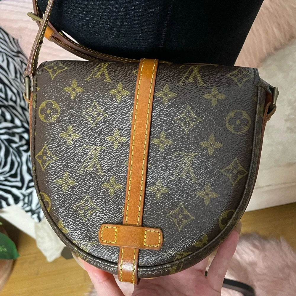 Louis Vuitton Chantilly crossbody bag - Picture 7 of 14